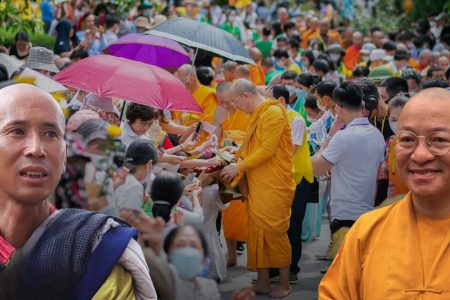 Chỉ có loại vô công rồi nghề, mượn áo tu để ăn bám xã hội, mới kêu ca không đủ tiền làm Phật sự