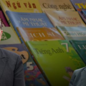 Sách Giáo khoa mới bị “khai tử”: Cải cách Giáo Dục nửa vời hay sự lùi về độc tôn?